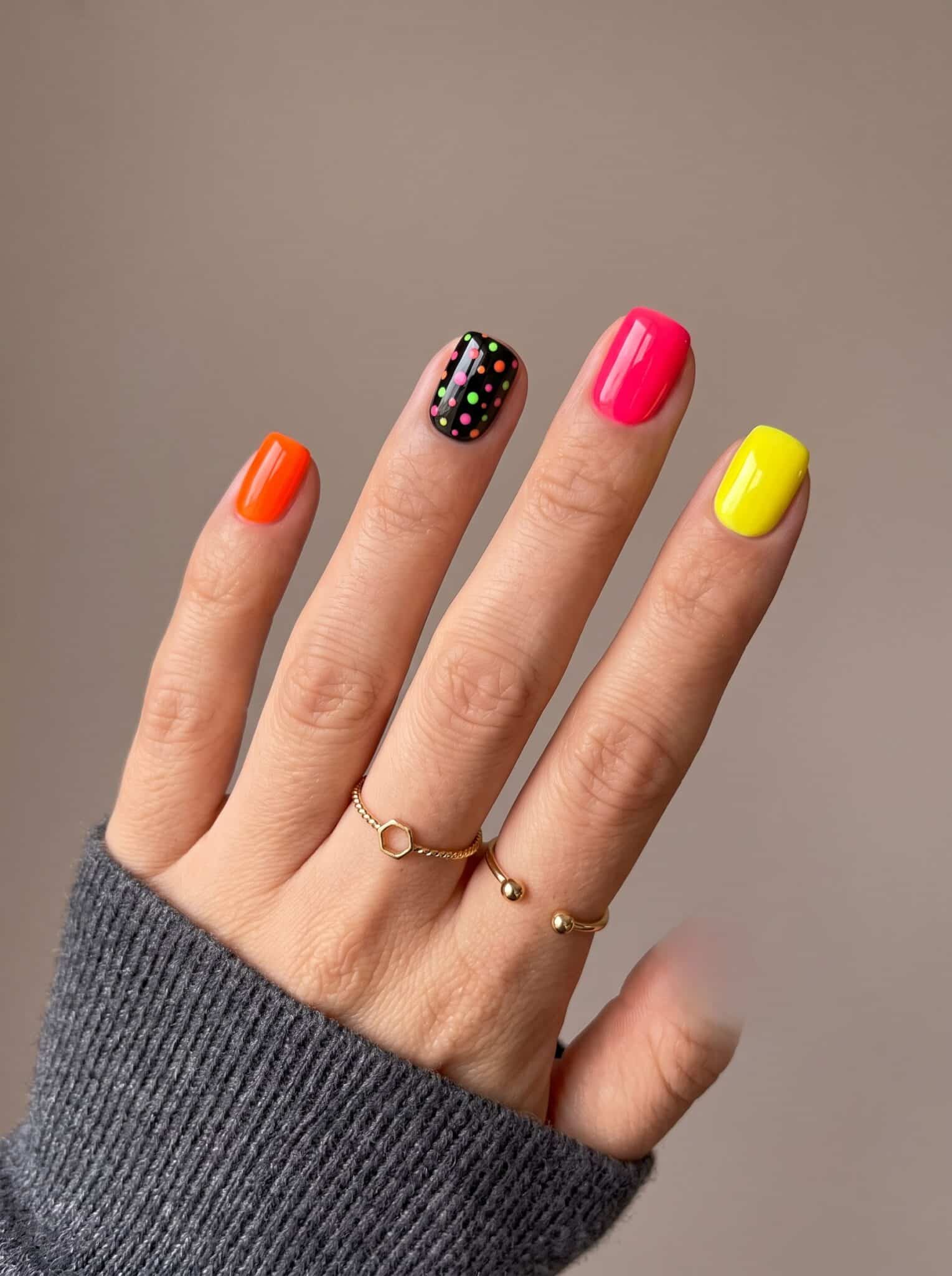 Pink glitter manicure with small floral nail art