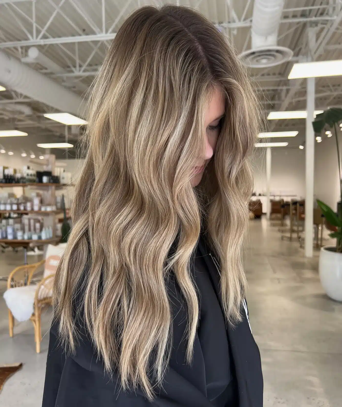 15 Chic Highlights Hair Color Ideas 18 Long waves with sandy beige blonde highlights completing the 15 Chic Highlights Hair Color Ideas collection
