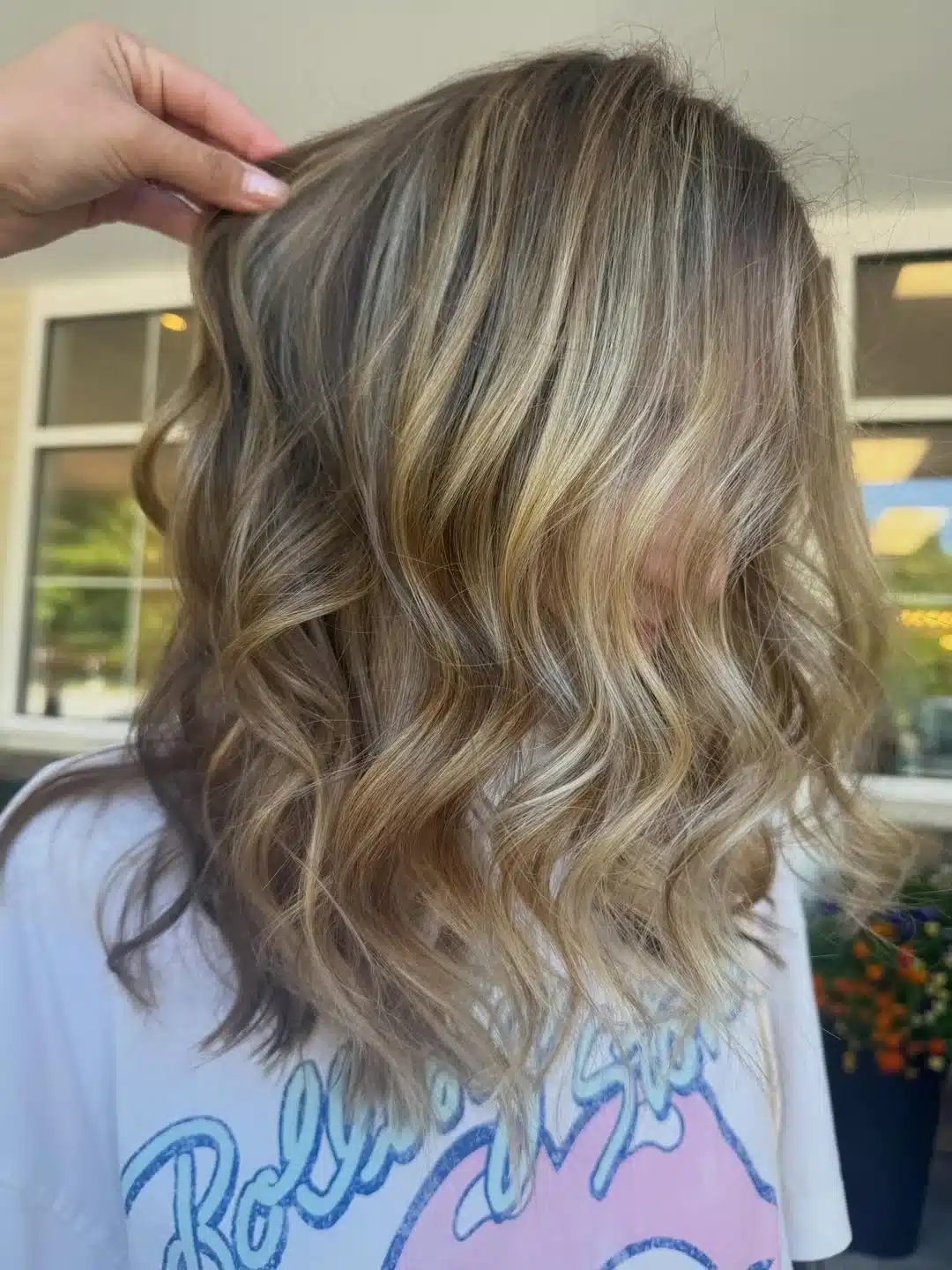 15 Chic Highlights Hair Color Ideas 7 Medium waves with beige blonde highlights adding movement to the style