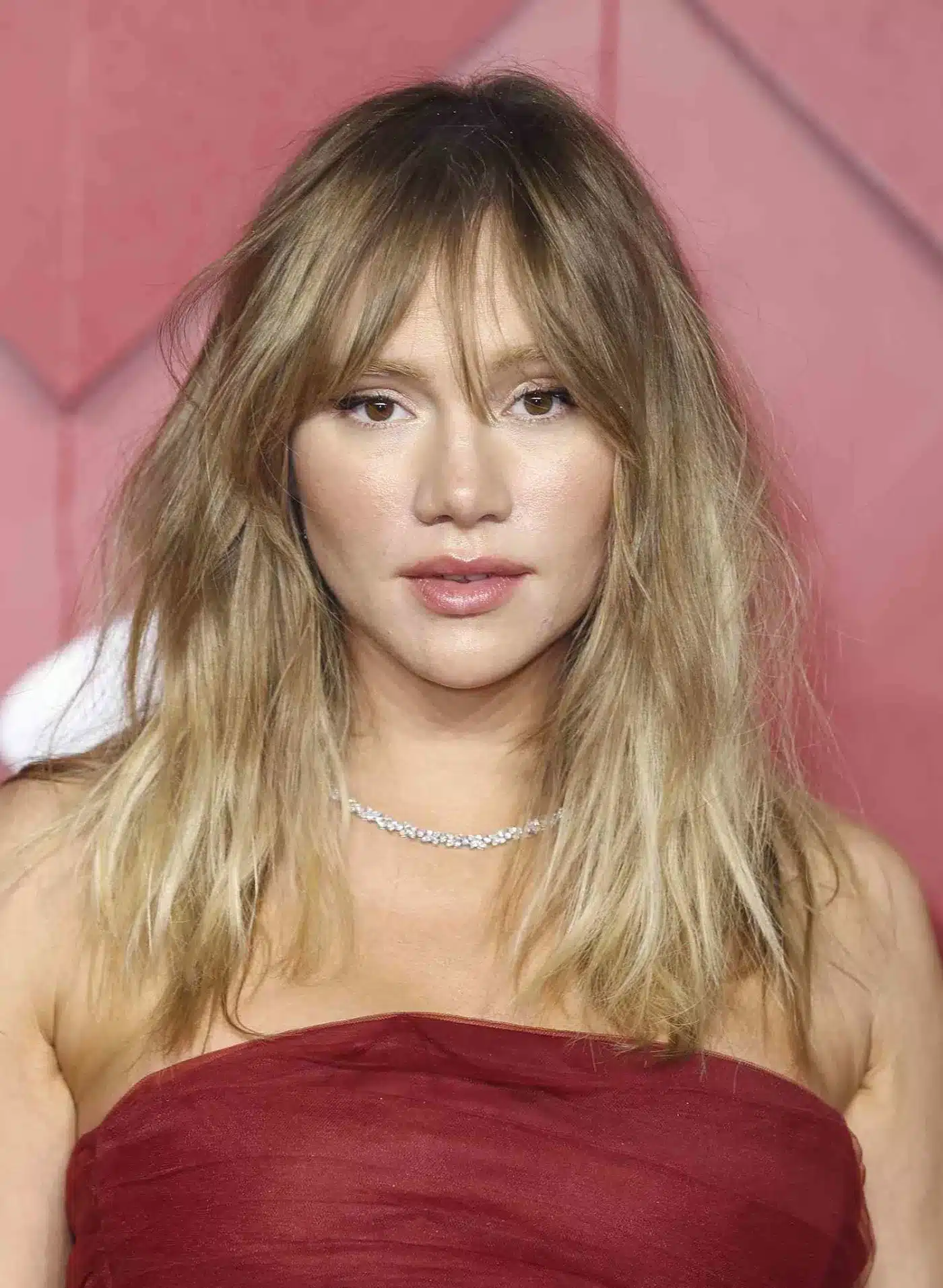 Suki Waterhouse wearing a mussy medium cut in 35+ Polished Low-Maintenance Medium-Length Haircuts